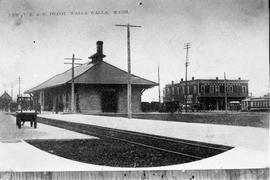 Oregon Railroad and Navigation Company depot at Walla Walla, Washington, circa 1900.