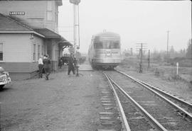 General Motors demonstrator train at Lakeview, Washington, in 1947.