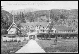 Northern Pacific hotel at Green River Hot Springs, Washington, circa 1900.